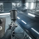 Vernis pour automobile en atelier : surface miroir fraîchement vernie